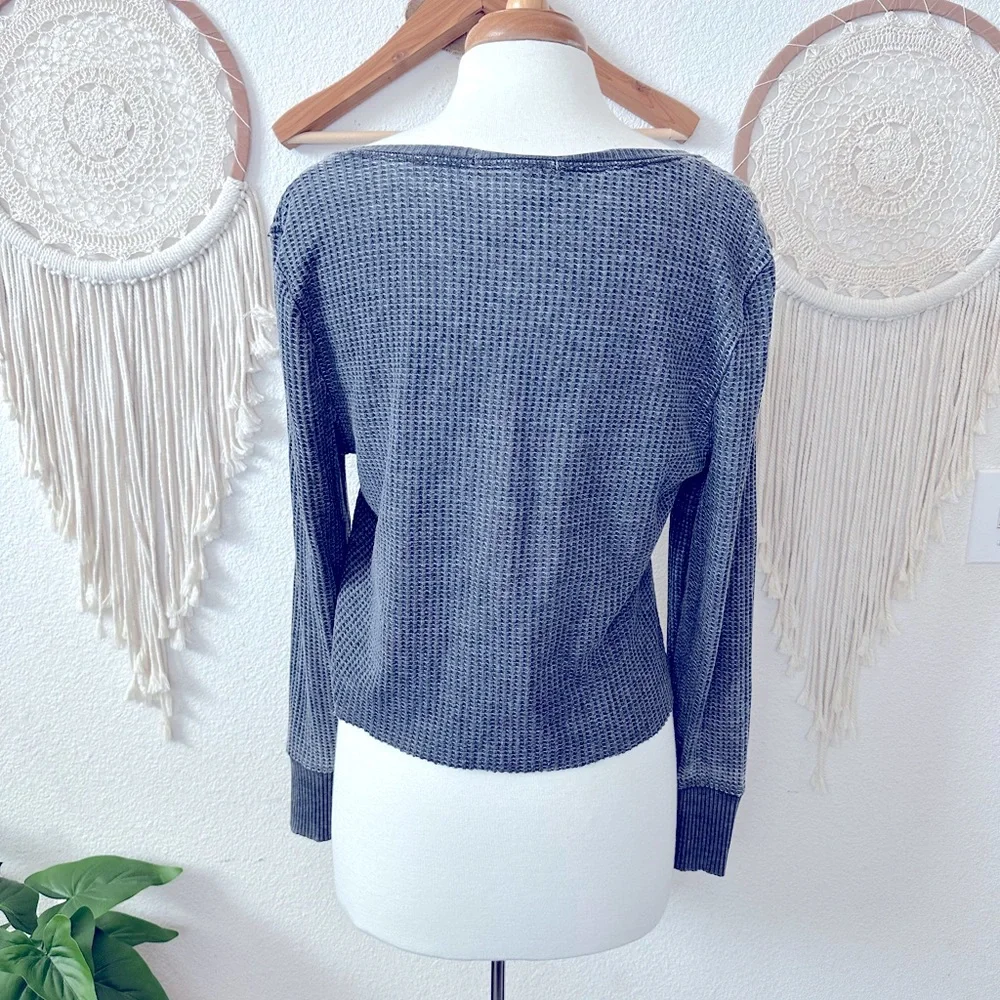 Seven7 gray waffle knit cropped Henley long sleeve shirt large